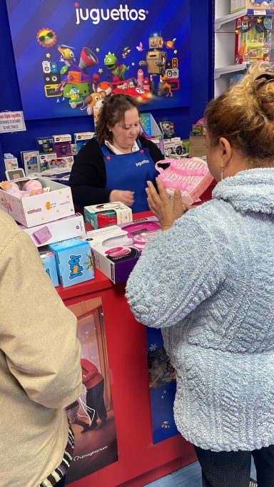 ENTREGANDO REGALOS EN REYES